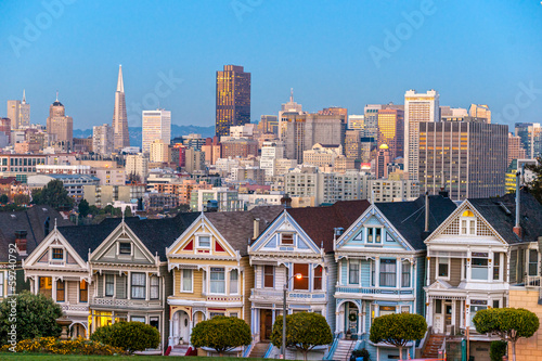 Naklejka samoprzylepna Pomalowane panie z San Francisco, Kalifornia siedzą wśród nich świecące