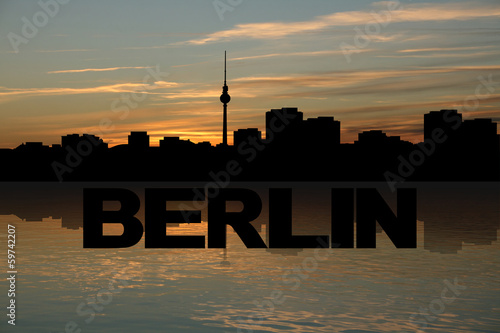 Obraz na płótnie canvas czteroczęściowy "tetraptyk" Berlin skyline odzwierciedlenie z tekstu i ilustracji słońca