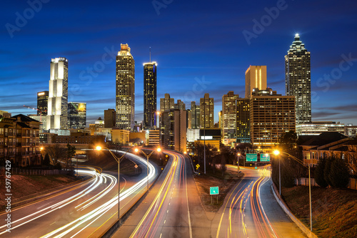 Plakat Atlanta w centrum linia horyzontu podczas mrocznej błękitnej godziny