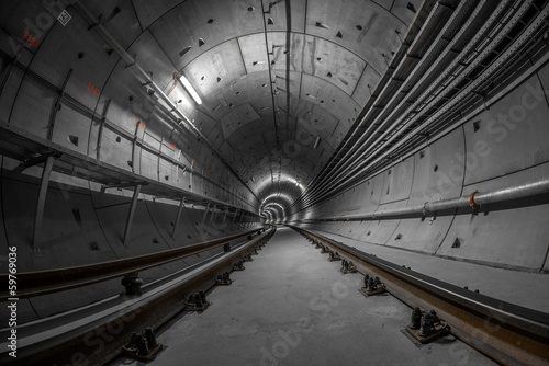 Board z aluminiowym obramowaniem Podziemny tunel do metra