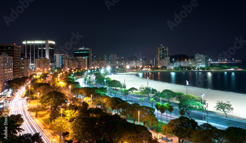 Board z aluminiowym obramowaniem Nocny widok na plażę botafogo i zatoka guanabara w Rio, Brazylia
