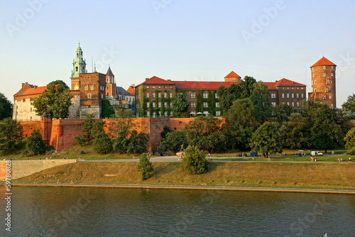 Board z aluminiowym obramowaniem Zamek wawel na rzece Wisła w krakowie (kraków), polska