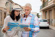 junges attraktives paar im sommer in der stadt touristen