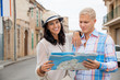 junges attraktives paar im sommer in der stadt touristen