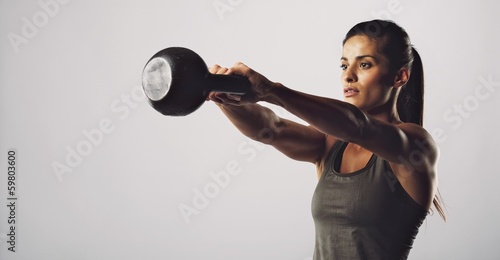 Board z aluminiowym obramowaniem Kobieta ćwiczenia z dzwonkiem czajnik - trening crossfit