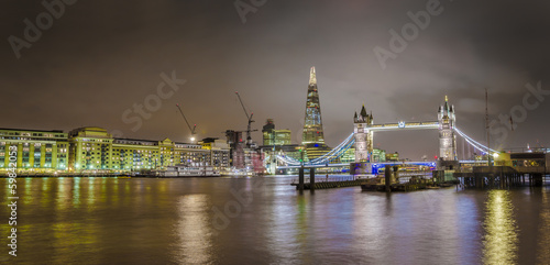 Board z aluminiowym obramowaniem Panorama wieża mostu i wieżowiec shard, Londyn