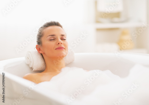 Fotografía Happy young woman relaxing in bathtub