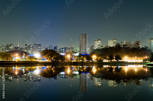 Board z aluminiowym obramowaniem Ibirapuera park - sao paulo