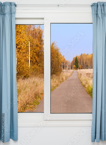Plakat na papierze fotorealistycznym Widok z okna na drogę i jesienny krajobraz