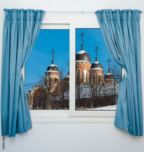 Fotoboard na płycie Widok na prawosławną świątynię z kopułami okien
