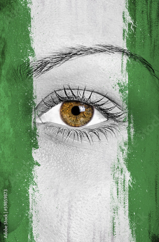 flaga-nigerii-pomalowana-na-twarz-kobiety