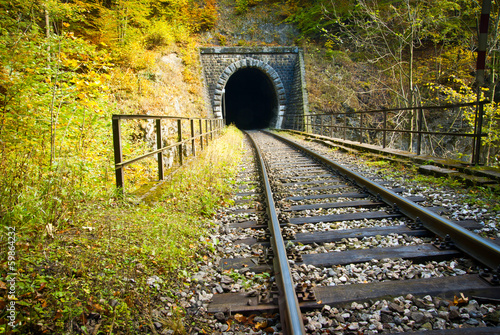 Board z aluminiowym obramowaniem Stary ceglany tunel w górach na jesieni