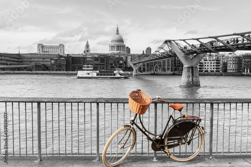 Tapeta ścienna na wymiar Bicycle by River Thames, St Paul's cathedral, London, UK