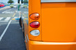 Bus an der Haltestelle - orange Version