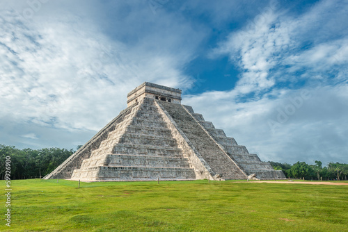 Fotoboard na płycie El castillo lub świątynia kukulkan piramidy, Chichen Itza, Yucatan