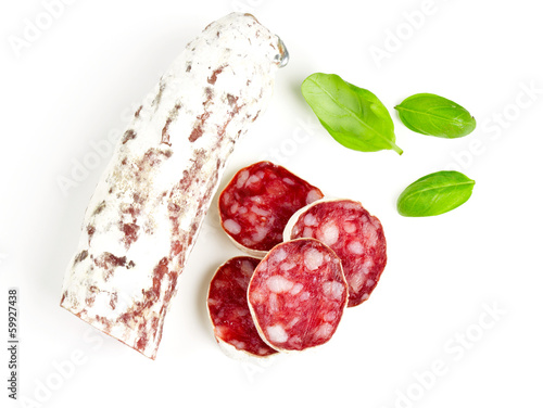 Board z aluminiowym obramowaniem Plastry salami na białym tle na biały backrgound