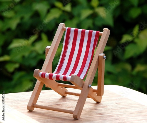 Liegestuhl Im Garten Kaufen Sie Dieses Foto Und Finden Sie Ahnliche Bilder Auf Adobe Stock Adobe Stock