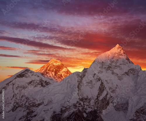 Fotoboard na płycie Złota piramida mount everest (8848 m) o zachodzie słońca.