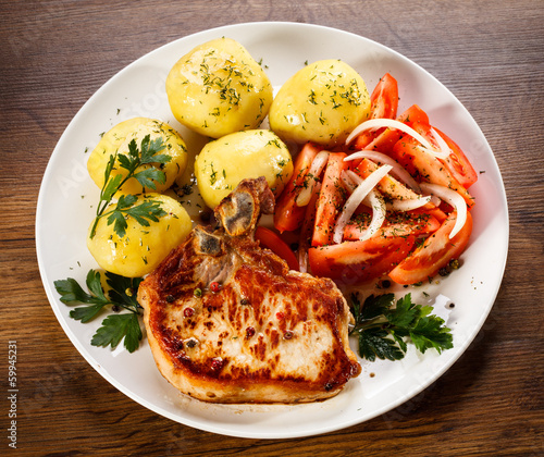 Obraz w ramie Grilled steak, boiled potatoes and vegetable salad