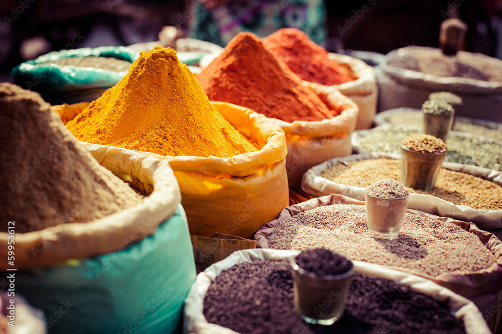 Indian colored spices at local market. - obrazy, fototapety, plakaty 