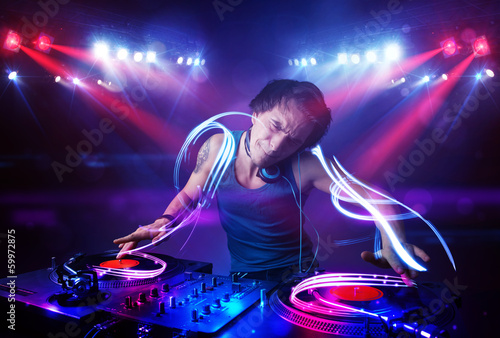 Plakat na papierze fotorealistycznym Disc jockey odtwarzanie muzyki z efektami światła na scenie