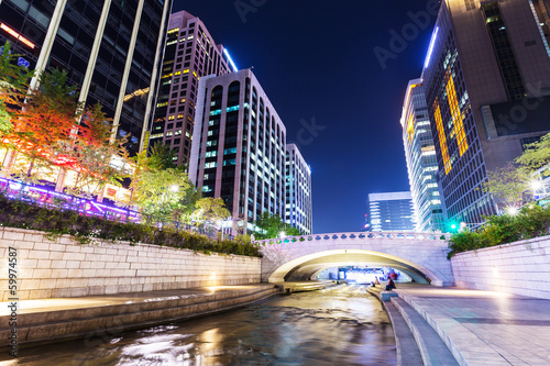 Obraz na płótnie canvas Cheonggyecheon w mieście Seul