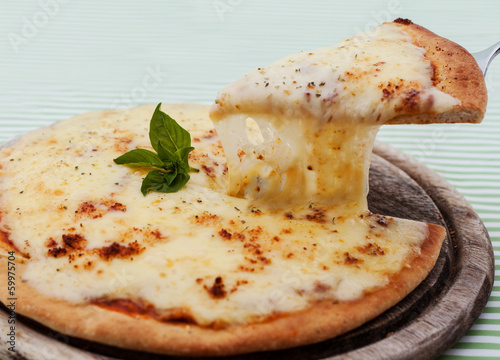 Naklejka samoprzylepna Pyszna, domowa pizza z szynką i warzywami.