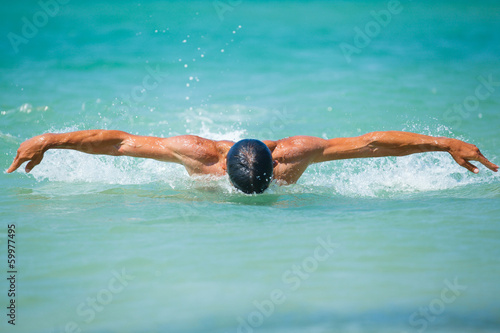 Foto-Fahne - young man swimming in oceans water (von Max Topchii)