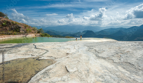 Obraz na płótnie canvas Hierve el agua, naturalne formacje skalne w stanie meksykańskim
