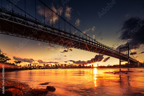 Foto-Stoffbanner - Sunset under Triboro Bridge, NY (von mandritoiu)