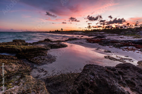 Obraz na płótnie canvas trzyczęściowy "tryptyk" Purpurowy zmierzch nad tropikalną skalistą plażą, Riviera Maya, Mexico