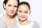 Fototapeta  - Młoda mama z piękną córka na białym tle