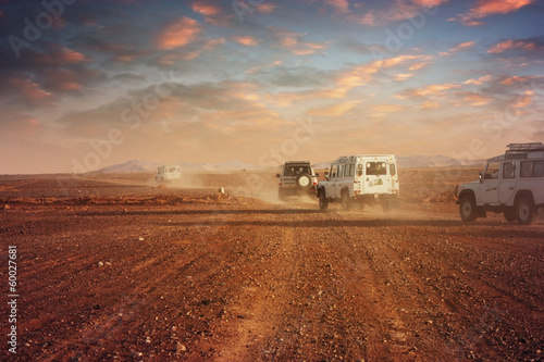 Naklejka - mata magnetyczna na lodówkę Cars in the desert at sunset