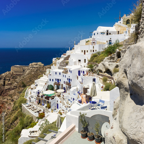 Board z aluminiowym obramowaniem Białe domy z niebieskim wykończeniem na wyspie santorini, Grecja