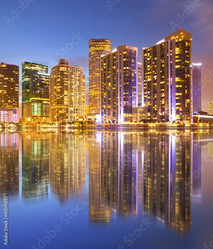 Plakat na papierze fotorealistycznym Miasto Miami, Floryda, noc skyline z refleksji