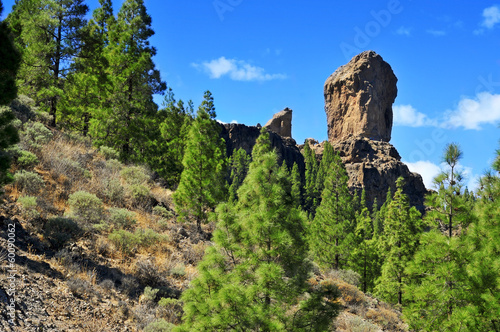 Board z aluminiowym obramowaniem Roque Nublo monolit w Gran Canaria, Hiszpania