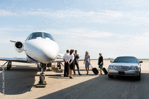Fotomural Business People With Pilot And Airhostess At Terminal