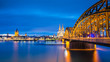 Kölner Skyline und Hohenzollernbrücke bei Nacht