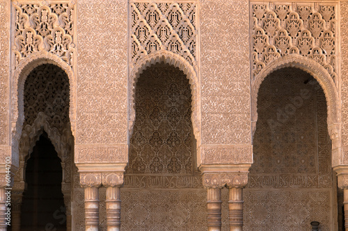 Board z aluminiowym obramowaniem Łuki moorish i kolumny haremu alhambra w Granadzie, Hiszpania