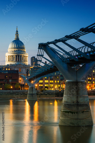 Obraz w ramie St. Paul's cathedral at twilight