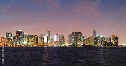 Plakat na papierze fotorealistycznym Scena nocna miami
