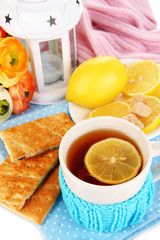Fototapete - Cup of tea with lemon close up