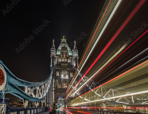 Naklejka samoprzylepna Sygnalizacja świetlna na mostu tower bridge