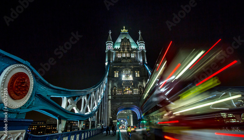 Naklejka samoprzylepna Sygnalizacja świetlna na mostu tower bridge