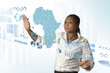 © paulmz - Afrikanische Geschäftsfrau arbeitet an virtuellem Touchscreen