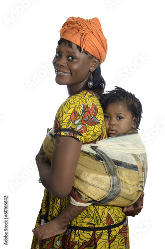 Fototapeta na wymiar Afrikanische Frau trägt Kind auf Rücken