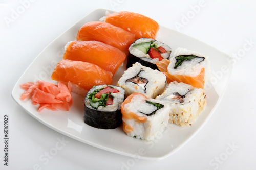 Board z aluminiowym obramowaniem Sushi na białym talerzu