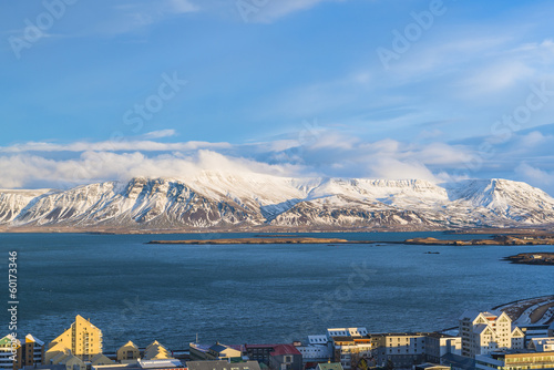 Board z aluminiowym obramowaniem Widok Reykjaviku i góry przez port, Islandia