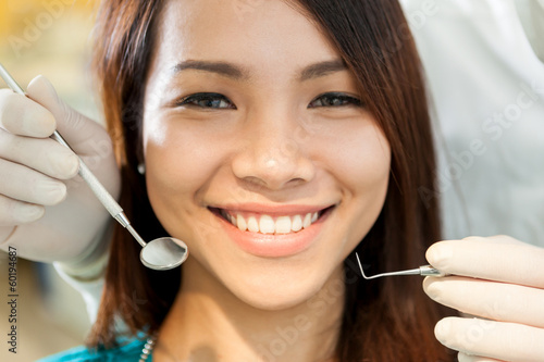 Foto Portrait der schönen Frau asiatischen beim Zahnarzt sitzt