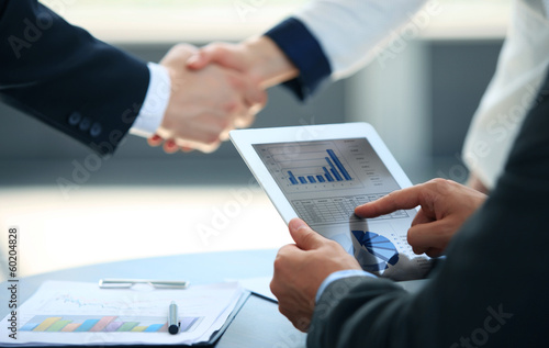 Fotografia Business associates shaking hands in office
